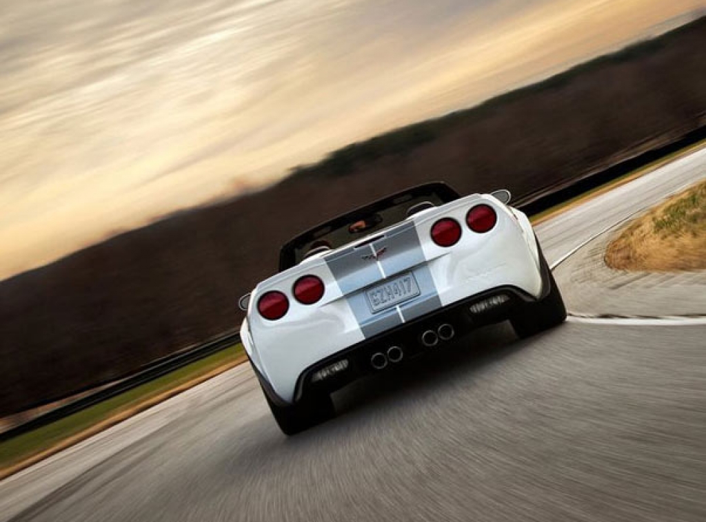 Corvette c6 на дороге