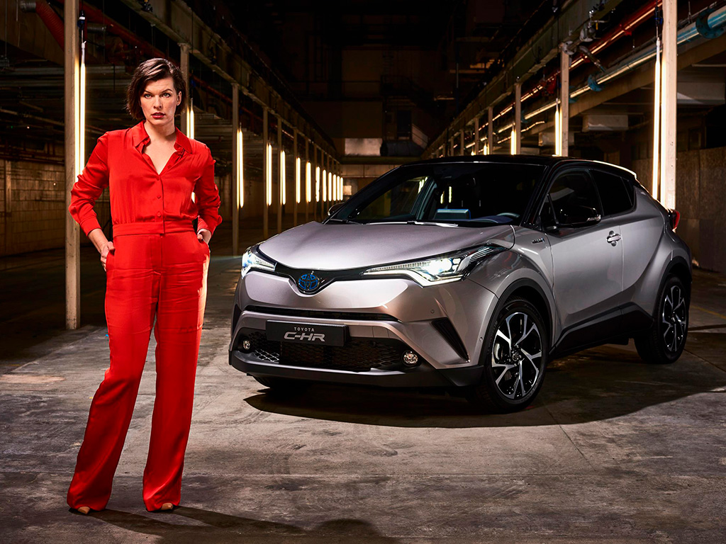 Nuevo Toyota C-HR y Milla Jovovich y el Auto-Teatro Inmersivo