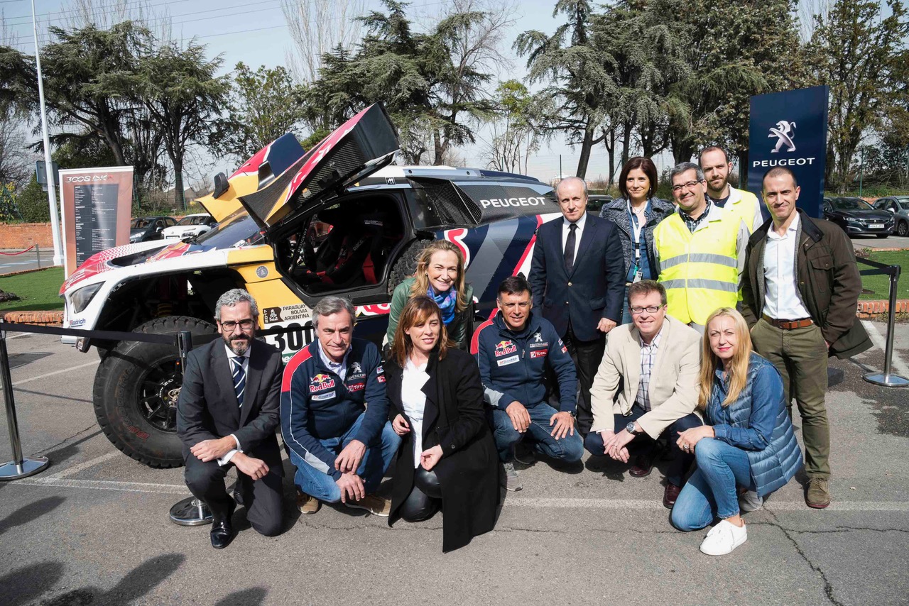 Carlos Sainz y el Peugeot 3008 DKR en PSA en Madrid