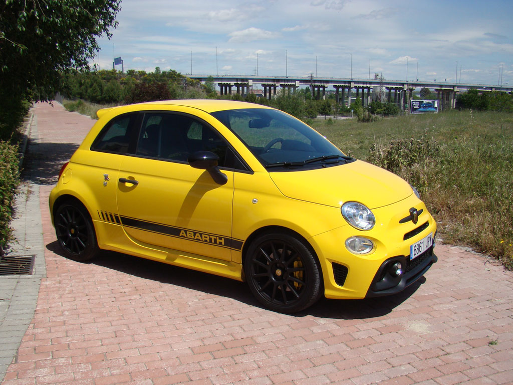 Abarth 595 Competizione, fiera enjaulada