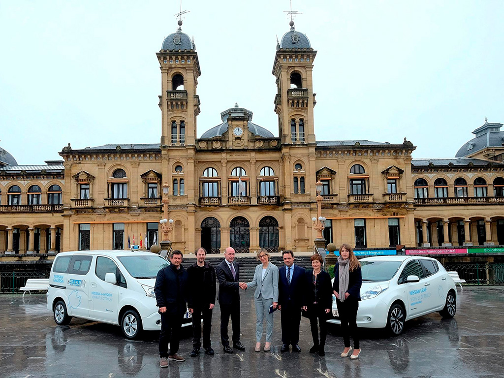 Nissan cede un Leaf y un e-NV200 a los taxis de Donosti