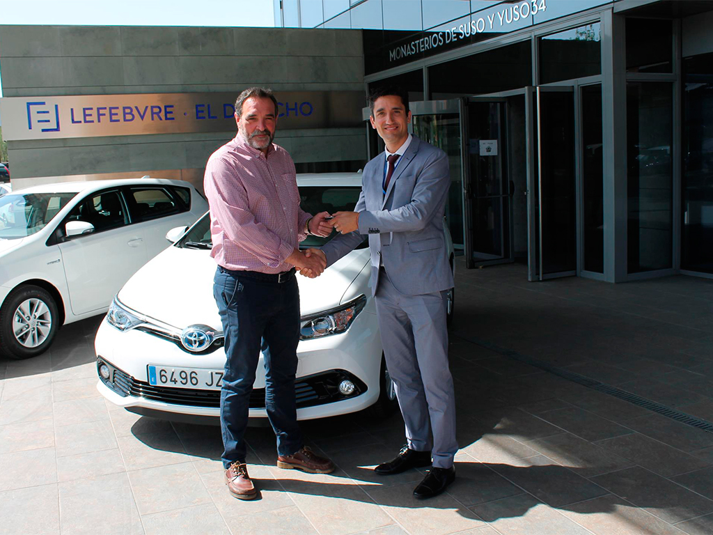 Toyota entrega 11 Auris Hybrid a la Editorial Lefebvre-El Derecho