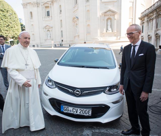 El PAPA recibe un Opel Ampera-e