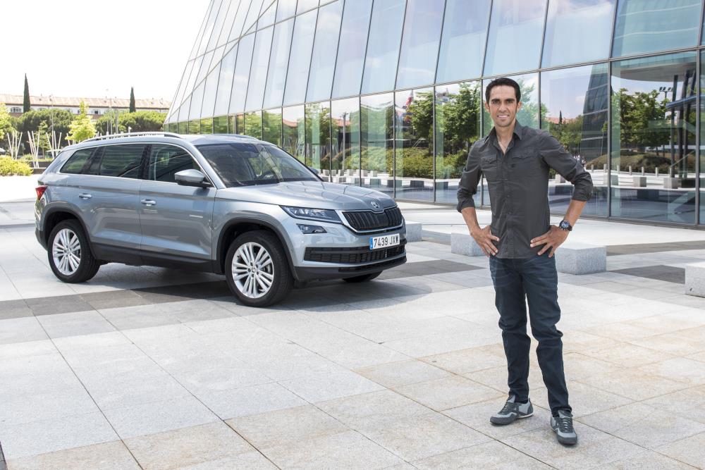 Alberto Contador recibe su Škoda Kodiaq