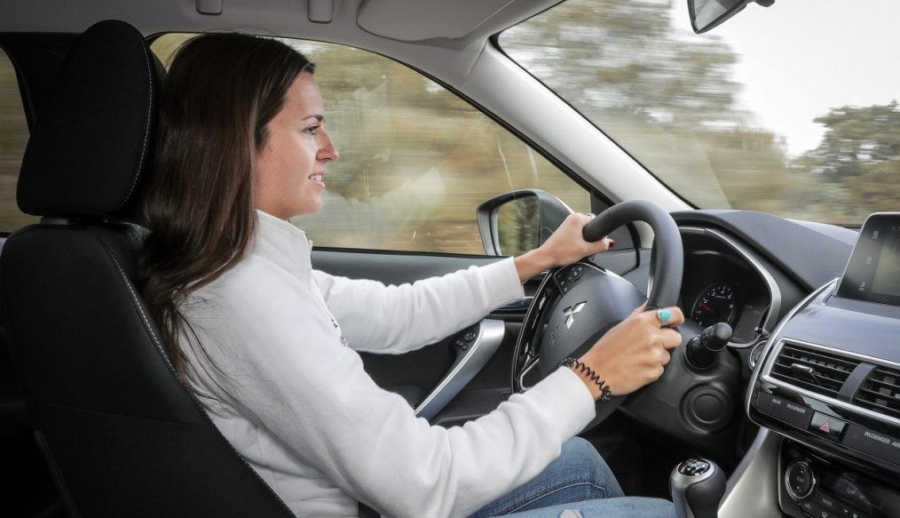 Cristina Gutierrez a los mandos del Mitsubishi Eclipse Cross