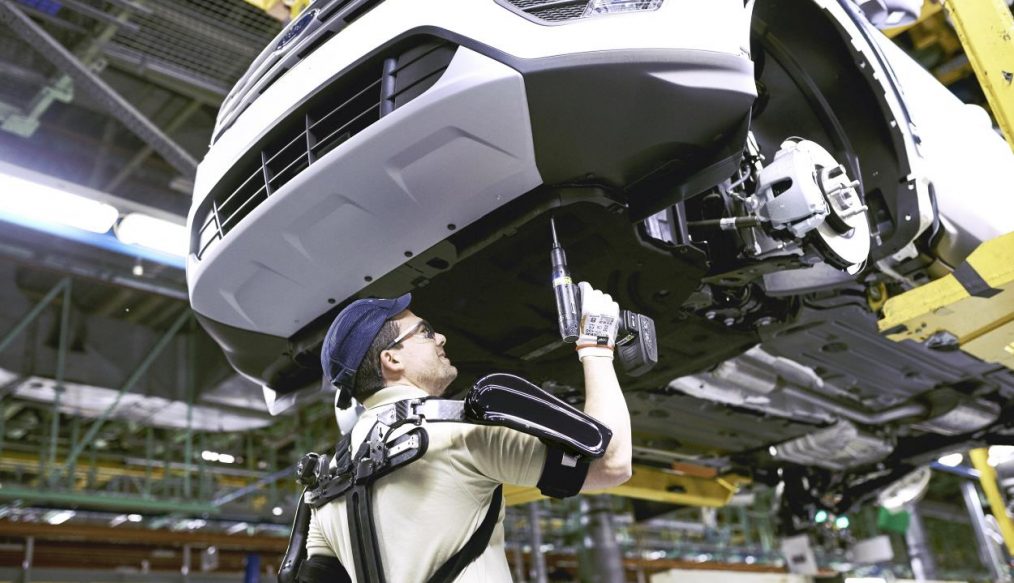 La planta de Ford de Valencia, primera en el mundo en integrar exoesqueletos en sus líneas de montaje