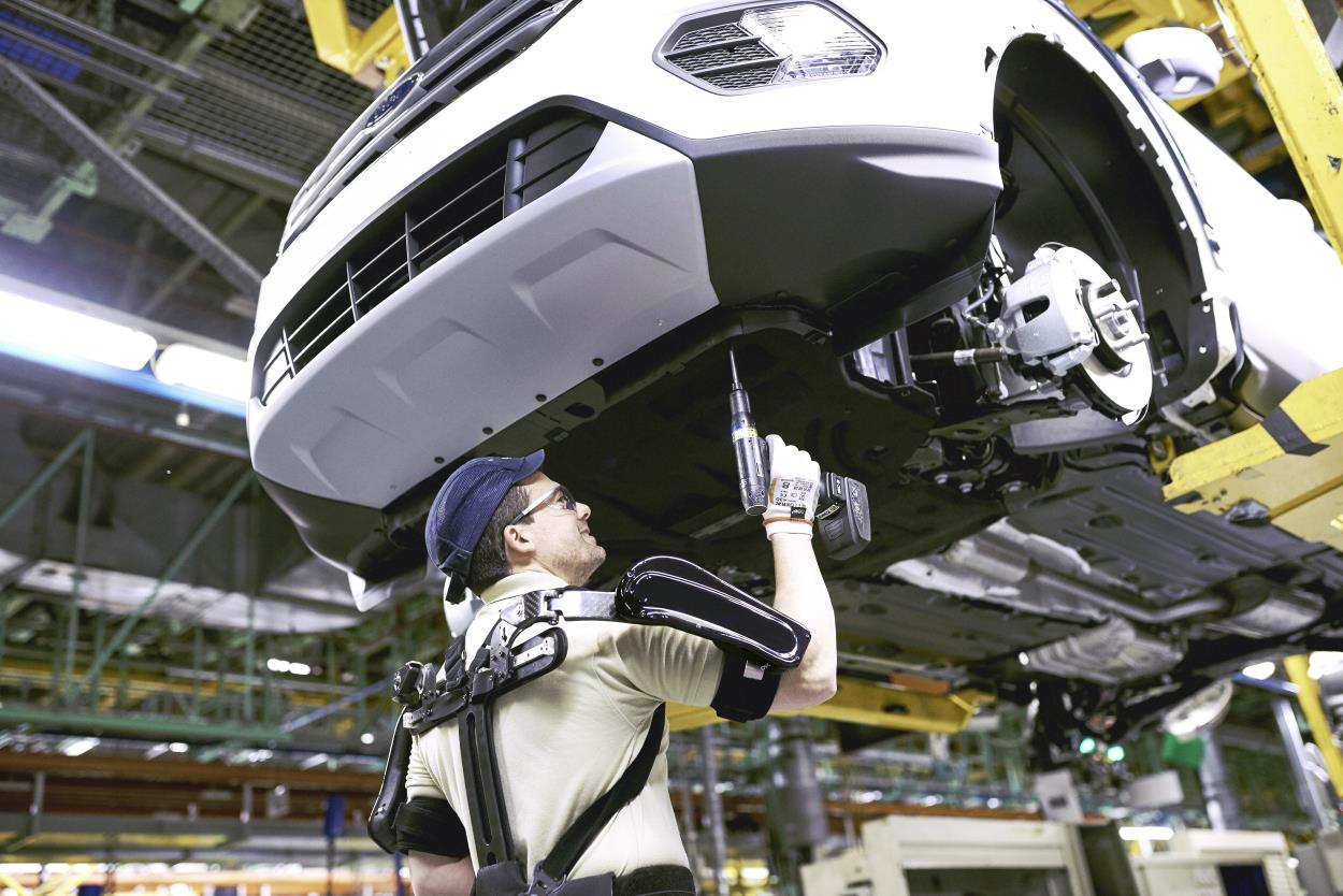 La planta de Ford de Almusafes, primera en el mundo en integrar exoesqueletos en sus líneas de montaje