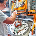El 24 de julio se inició de forma oficial la fabricación en serie de motores eléctricos en Györ