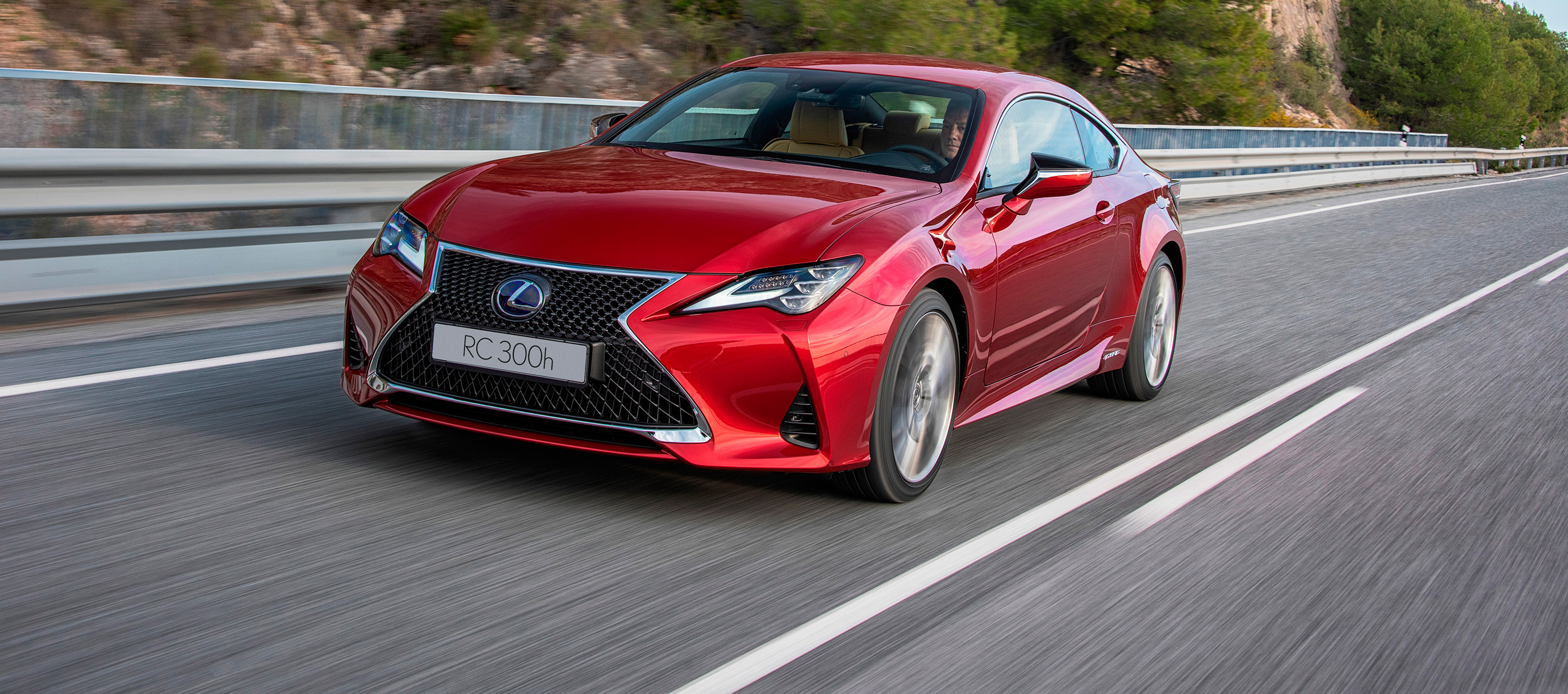 Lexus RC 300h, ya disponible en los concesionarios