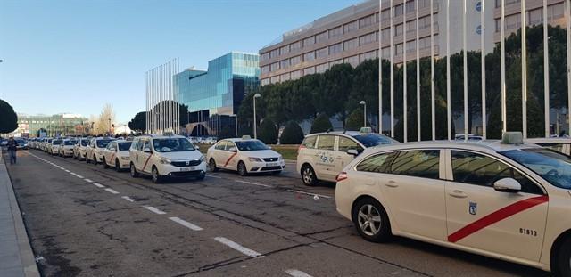 Los chantajes del gremio del taxi ganan en Barcelona. Pierde el consumidor.