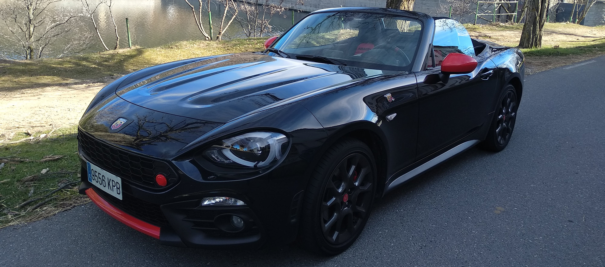 Abarth 124 Spider centro de todas las miradas en la redacción de estomesuena