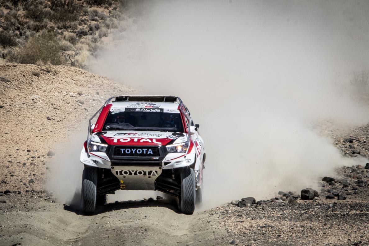 Fernando Alonso prueba el Toyota Hilux del Dakar, ¿Otro reto?