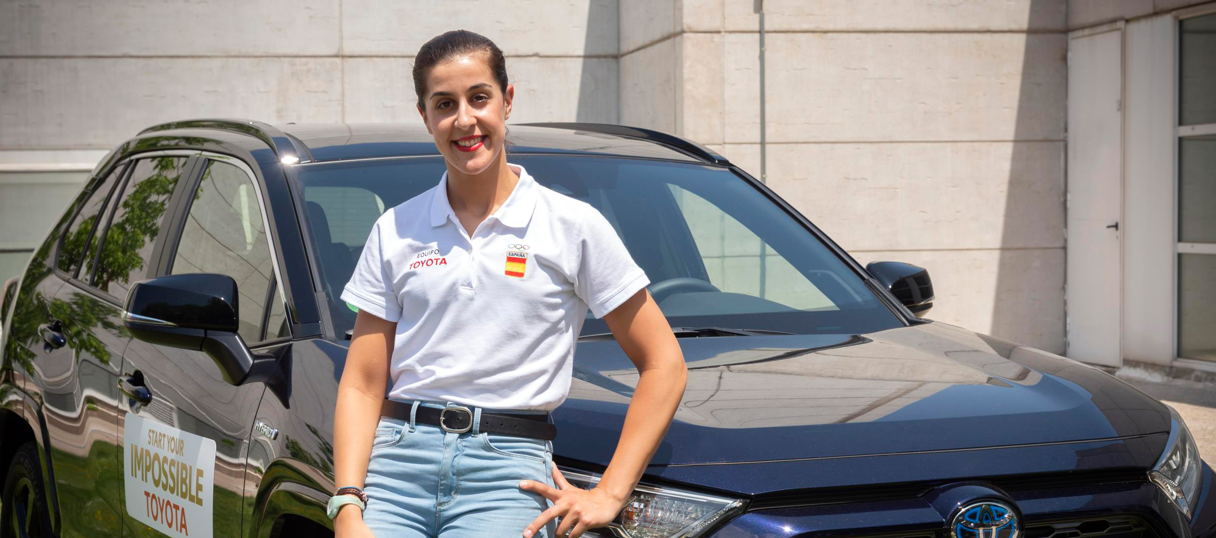 Carolina Marín recibe su nuevo Toyota RAV4 Hybrid