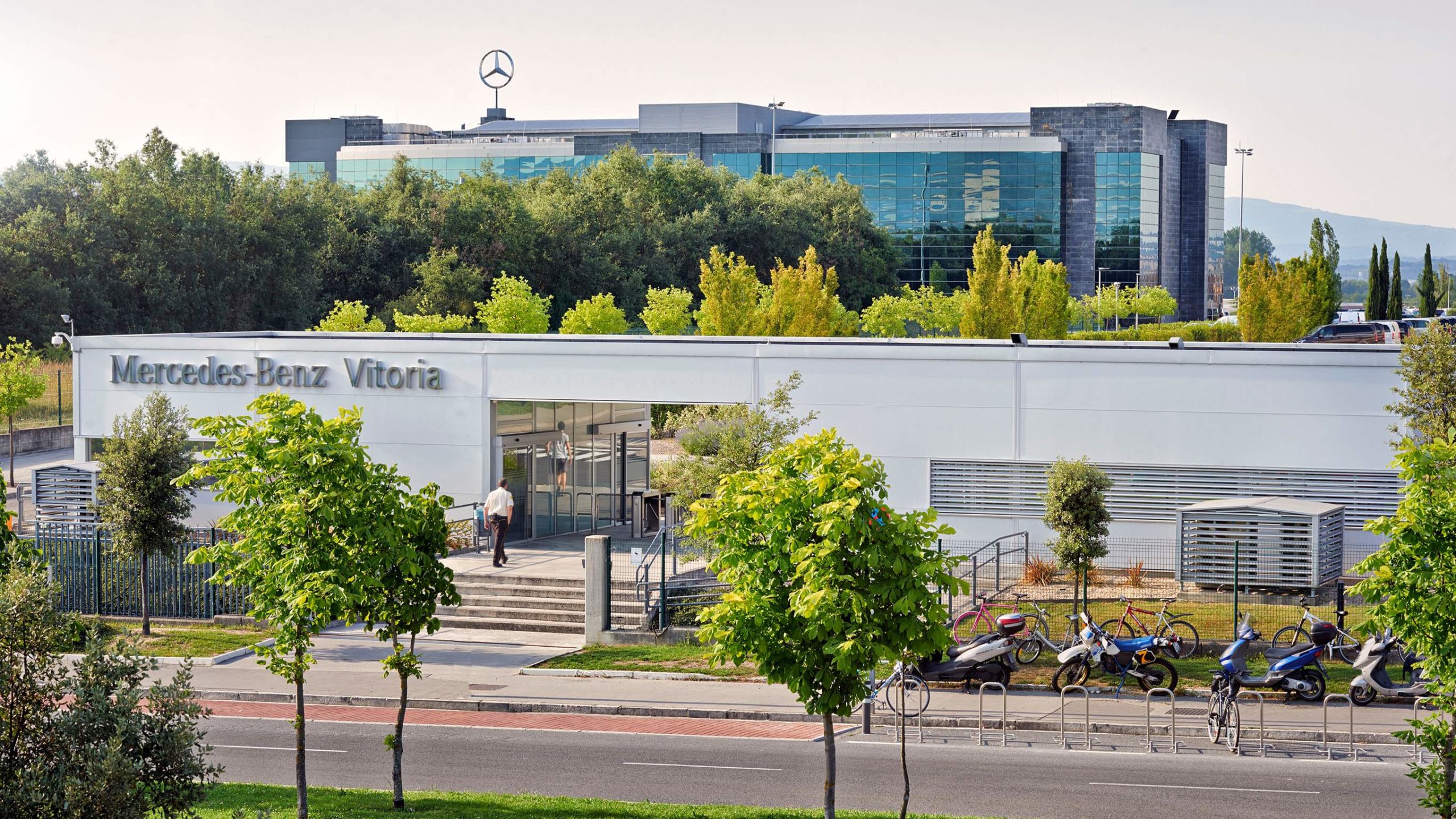 Mercedes-Benz reabre este lunes su planta de Vitoria