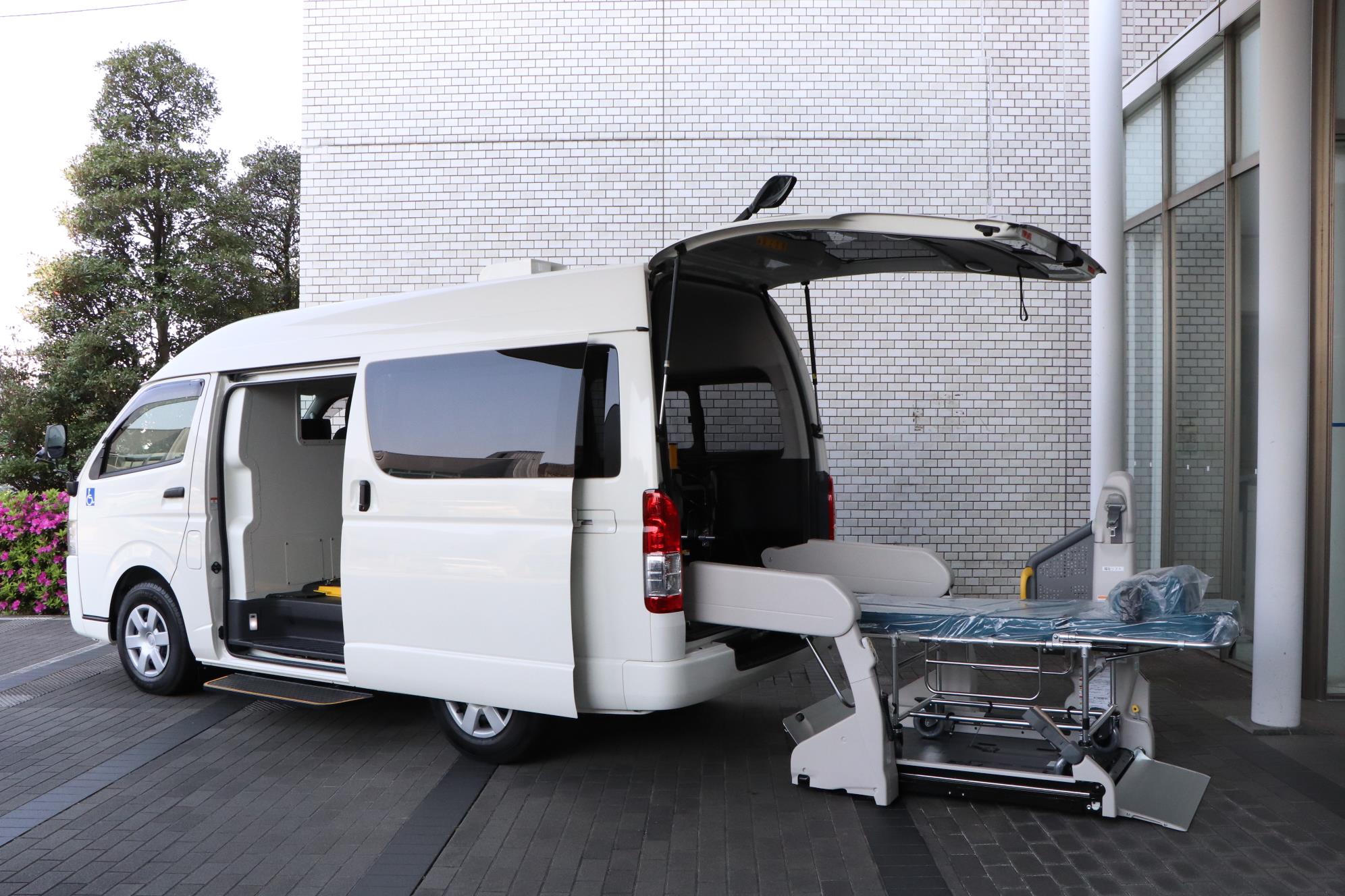 Toyota Motor Corporation entrega un vehículo especialmente diseñado para el transporte de pacientes graves de COVID-19