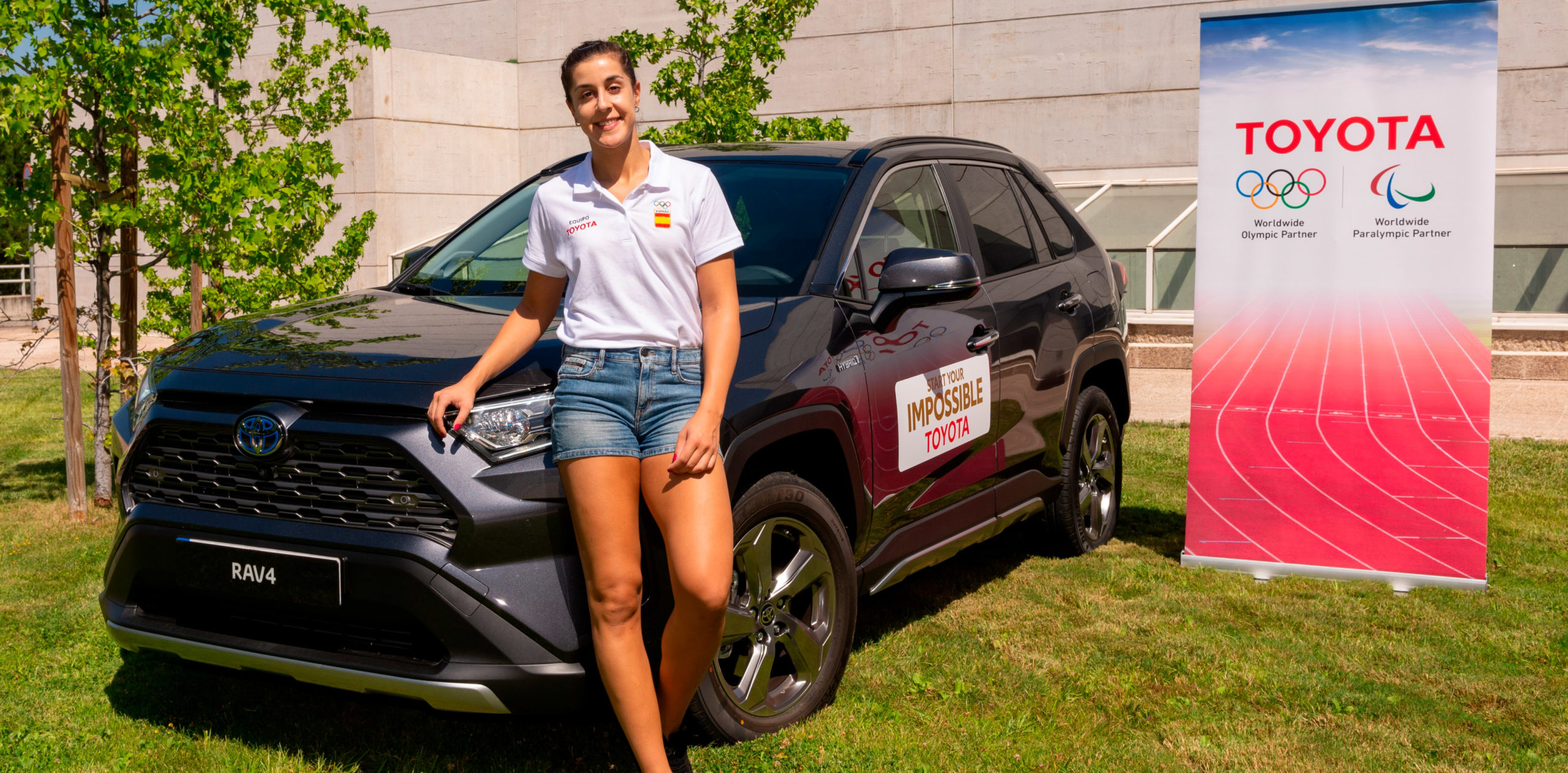Carolina Marín recibe su Toyota RAV4 Electric Hybrid