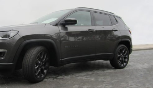 Prueba: Jeep Compass S 1.3T4 DCT FWD, útil, práctico y equipado SUV con tradición