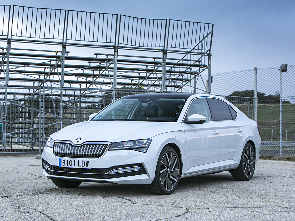 TestDrive - Skoda Superb 1.4 TSI iV P-HEV DSG 6 vel.: gasolina, eléctricidad y etiqueta 0, ¿se puede pedir algo más?