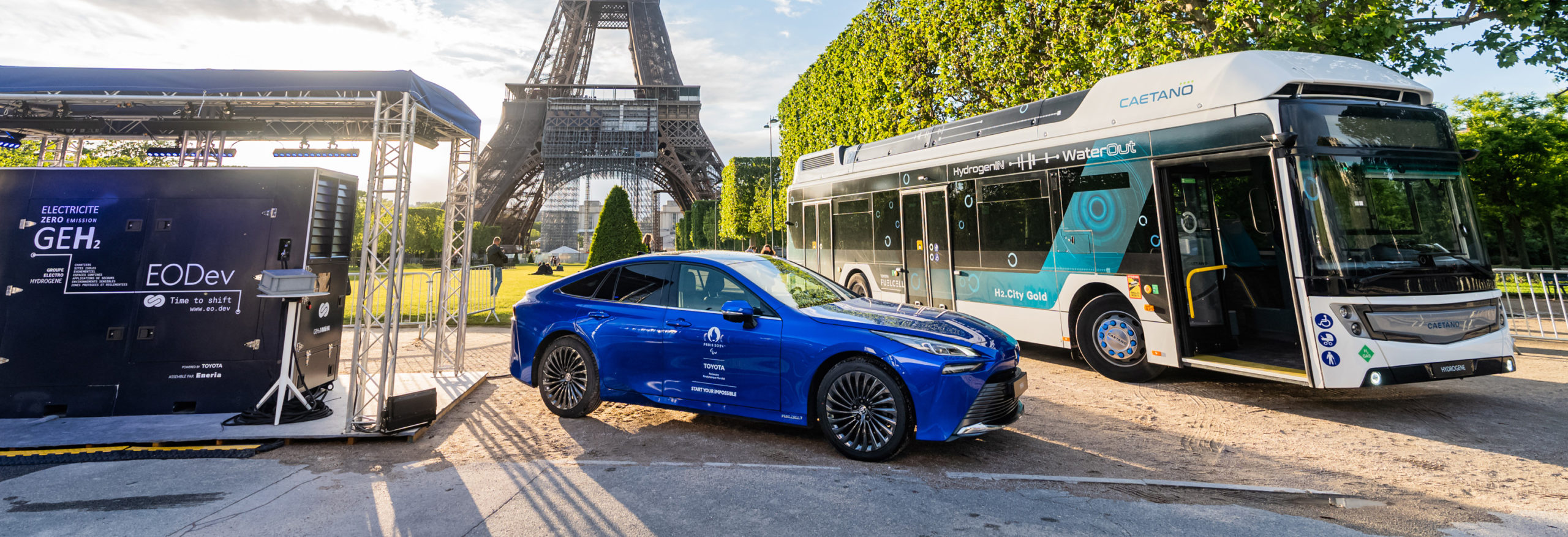 Toyota ilumina con su pila de hidrógeno la Torre Eiffel