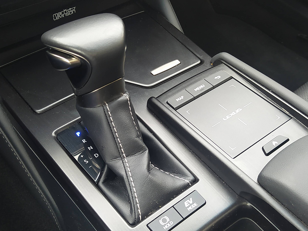 TestDrive - Lexus ES 300h, la duda entre conducir o que te lleven