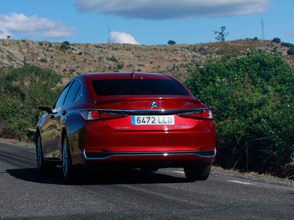 TestDrive - Lexus ES 300h, la duda entre conducir o que te lleven