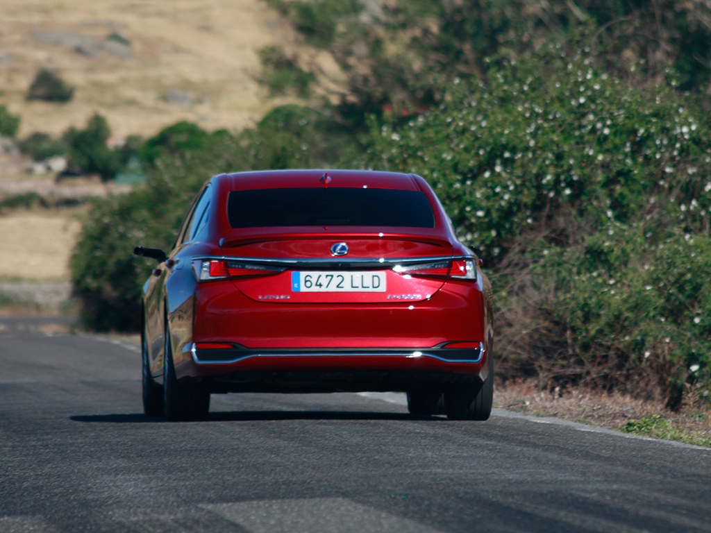 TestDrive - Lexus ES 300h, la duda entre conducir o que te lleven