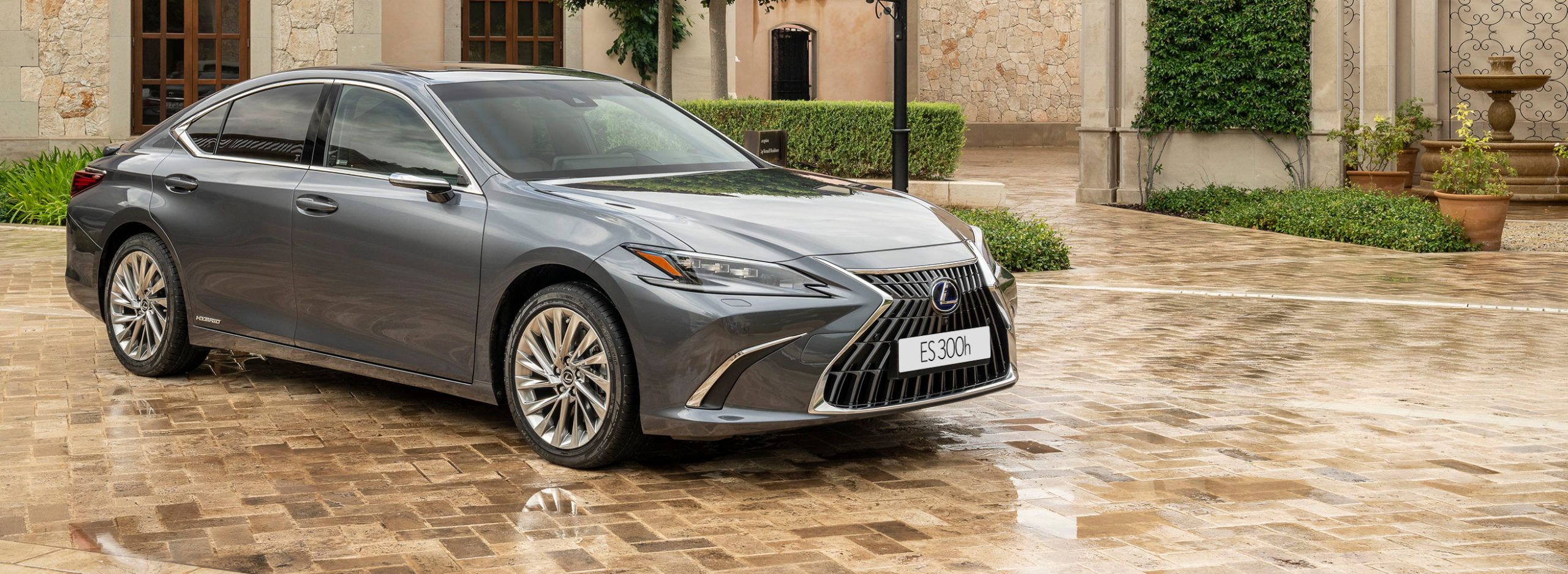 Lexus lanza al mercado la renovada gama ES 300h