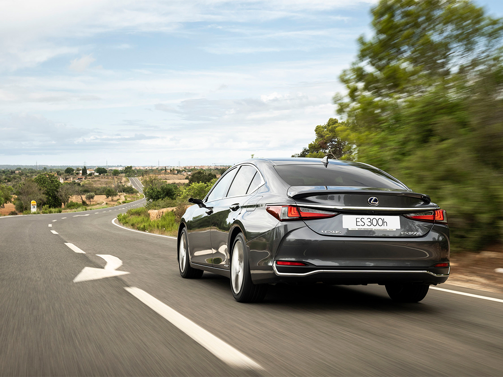 Lexus lanza al mercado la renovada gama ES 300h