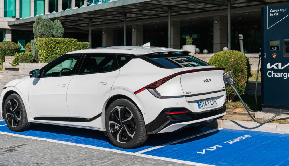 KIA regala con el EV6, 2 años de Charge Plus e Ionity Power y 1 año de recargas