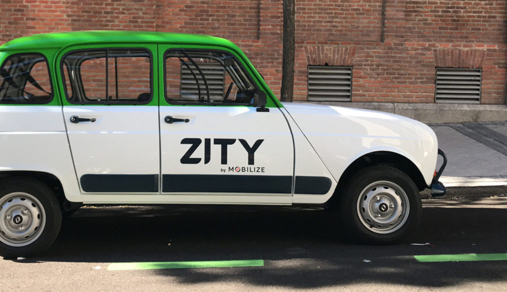 El primer R4 eléctrico, carsharing del mundo, en España by Zity