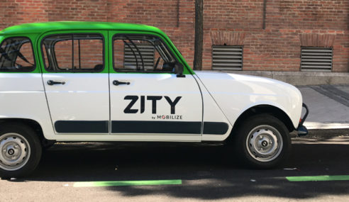 El primer R4 eléctrico, carsharing del mundo, en España by Zity