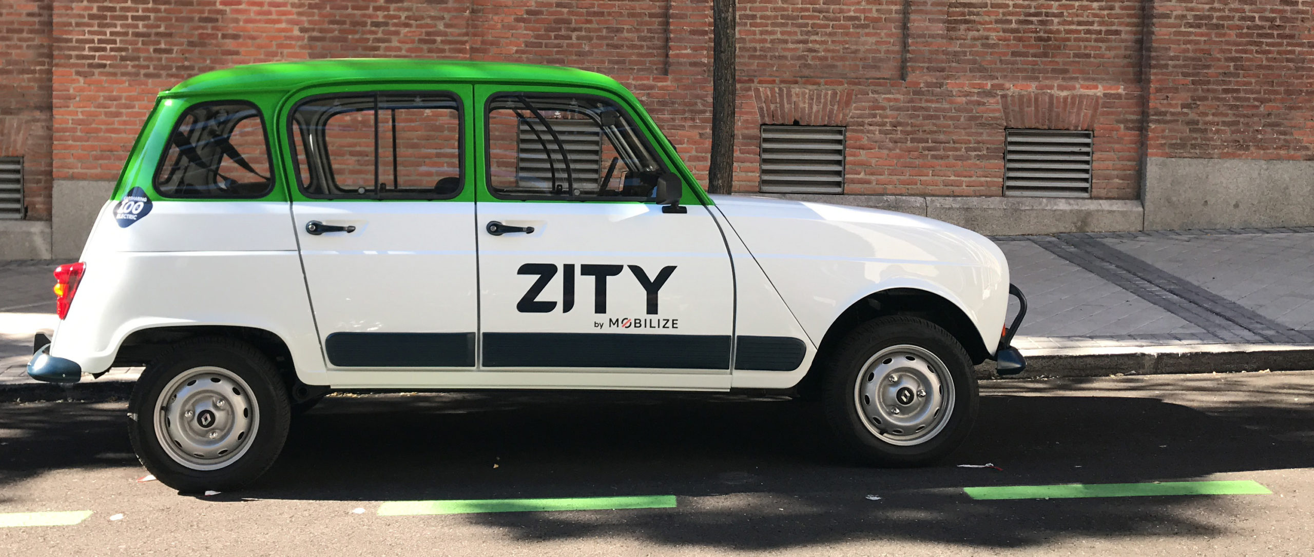 El primer R4 eléctrico, carsharing del mundo, en España by Zity
