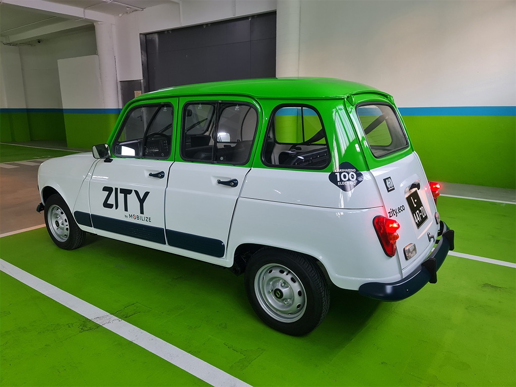 El primer R4 eléctrico, carsharing del mundo, en España by Zity