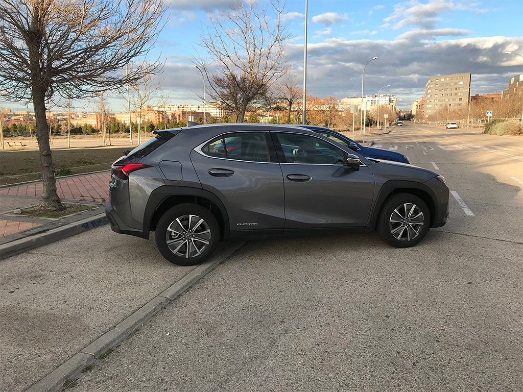 Comparativa - Lexus UX250h vs Lexus UX300e