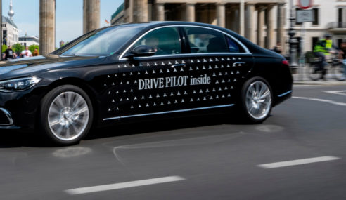 Mercedes-Benz anuncia el lanzamiento de DRIVE PILOT, su conducción autónoma