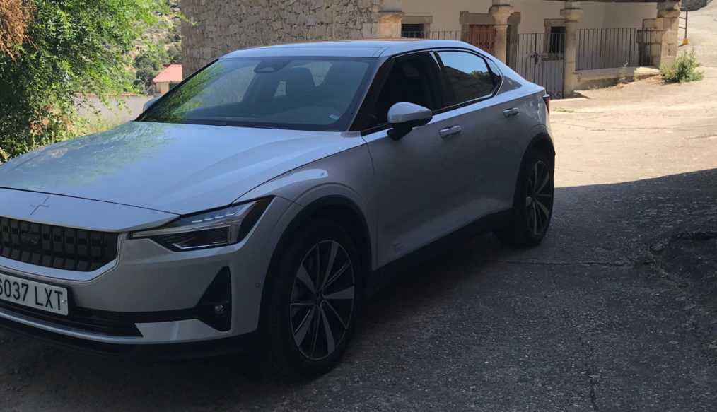 Prueba Polestar 2 superando al Tesla Model3