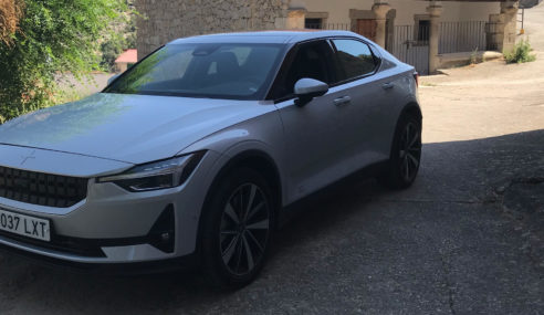 Prueba Polestar 2 superando al Tesla Model3