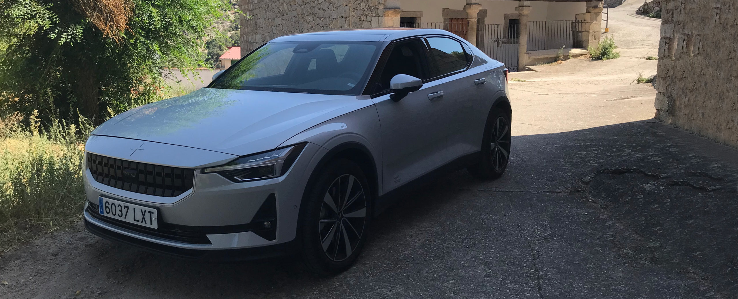 Prueba Polestar 2 superando al Tesla Model3