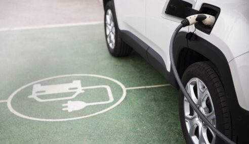 La venta de vehículos electrificados retrocede