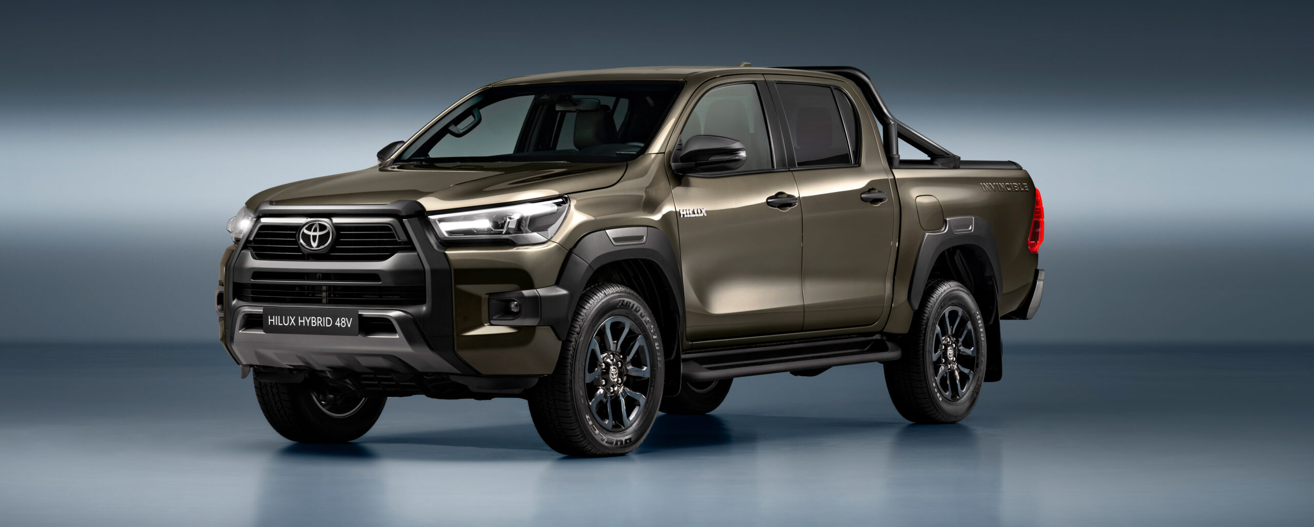 Nuevo Toyota Hilux Hybrid INVINCIBLE