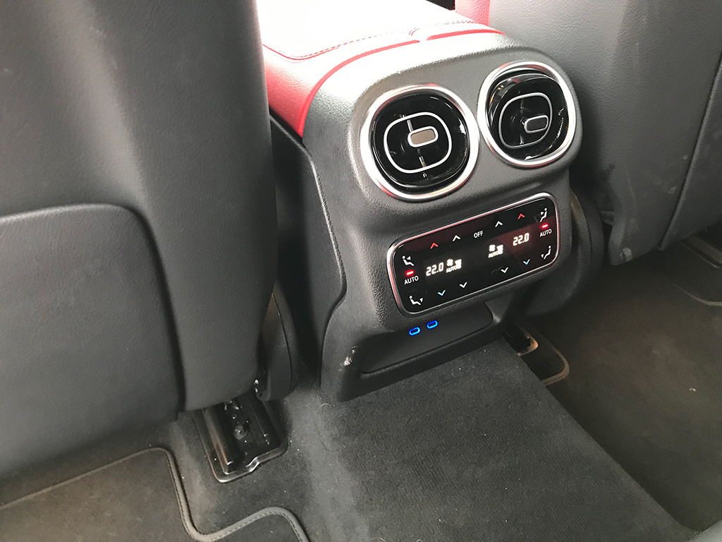 Mercedes-Benz GLC Coupé 300 de ¿algún rival en la sala?